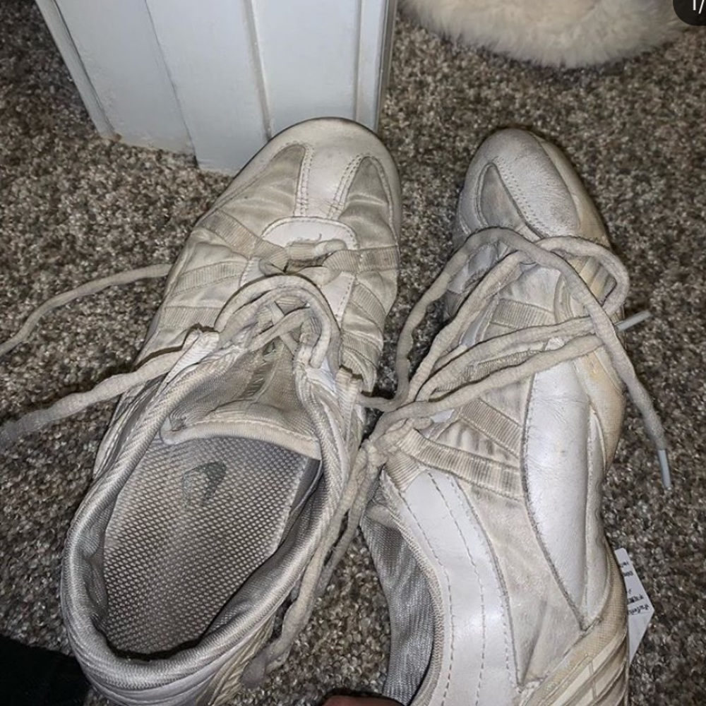 Cheer shoes